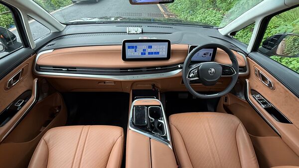 MG M9 EV का केबिन वास्तव में 5-स्टार होटल जैसा देखने में लगता है।